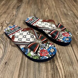 New Brighton Floral Bow Heart Flip Flops - Red/Green Striped Accent Size 6